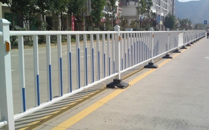 邯郸涉县城区玻璃钢护栏正式“上岗”对拐弯、掉头作用很大