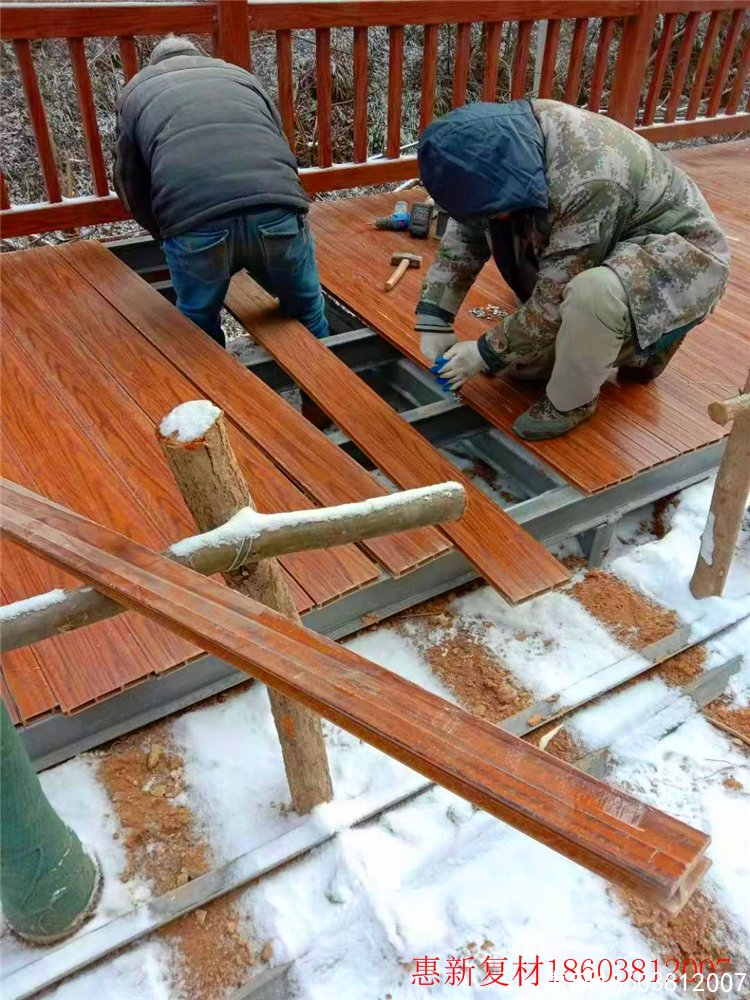 辛苦劳作的玻璃钢仿木护栏安装工人